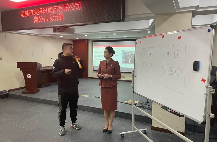 南昌市政建設(shè)集團(tuán)開(kāi)展商務(wù)禮儀培訓(xùn)6911.jpg