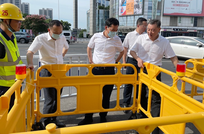 市政公用集團(tuán)黨委副書(shū)記總經(jīng)理萬(wàn)義輝到南昌市窨井蓋專項(xiàng)整治項(xiàng)目現(xiàn)場(chǎng)檢查指導(dǎo)