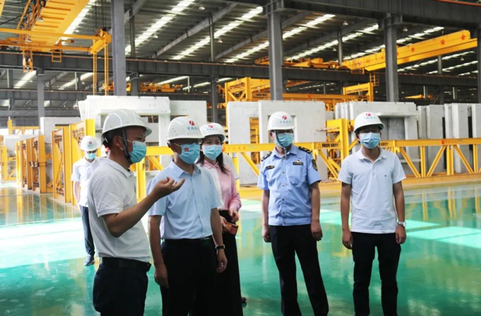 南昌縣委常委、組織部部長鄔春華到市政遠大公司進行安全例行檢查