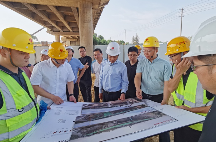 市政公用集團(tuán)黨委副書記總經(jīng)理萬(wàn)義輝到S49楓生快速提升改造工程檢查慰問(wèn)