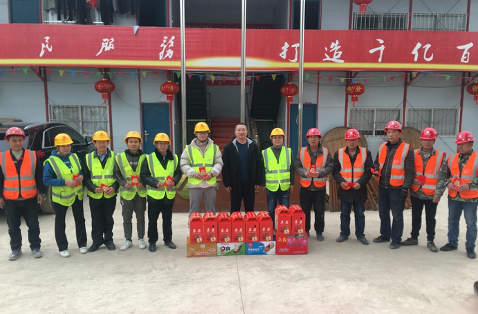 黨委副書(shū)記、總經(jīng)理王海龍深入贛州谷山公寓項(xiàng)目開(kāi)展春節(jié)慰問(wèn)