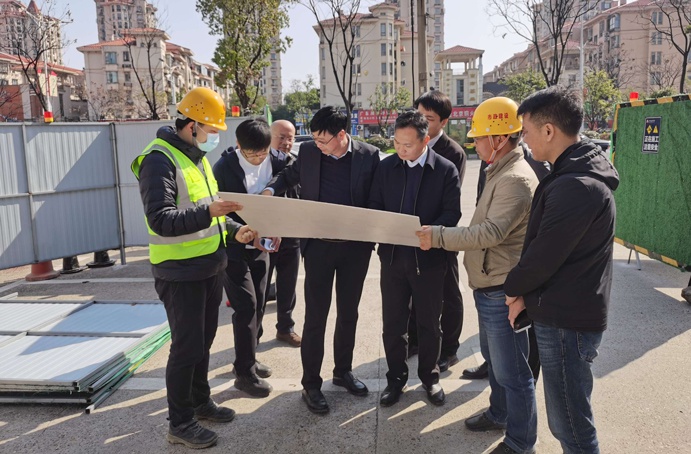 青山湖區(qū)委副書記、區(qū)長楊育星深入利民路項(xiàng)目調(diào)研