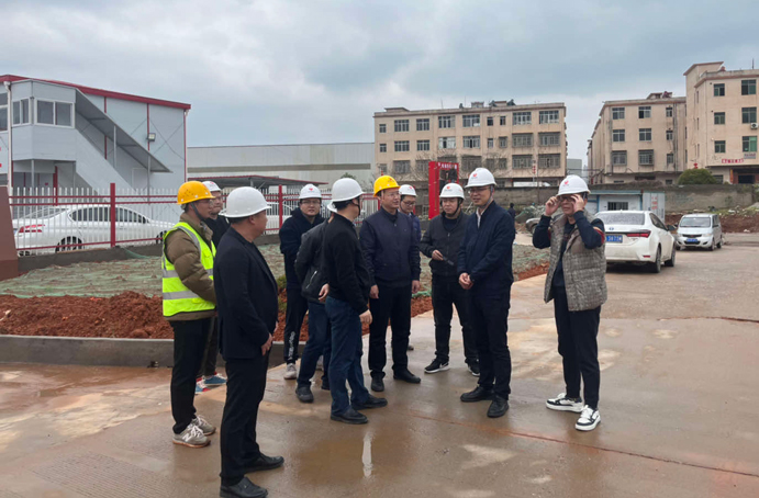 市政公用集團副總經(jīng)理楊閑冬到新建區(qū)職業(yè)技術學校新校區(qū)建設項目調(diào)研