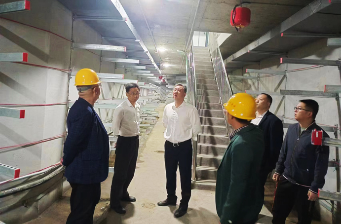 徐旭前往南昌縣河洲路項(xiàng)目、小藍(lán)大道快速化項(xiàng)目調(diào)研