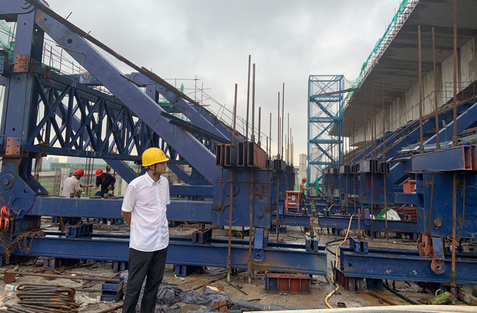 五一勞動獎章獲得者項目黨支部書記、副總工程師周天奇