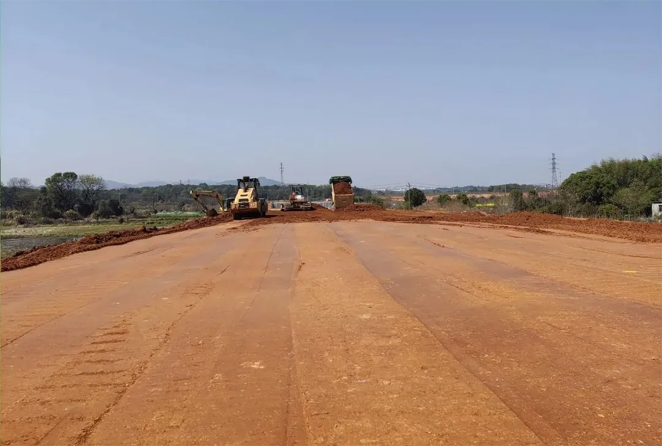 云翔大道項目路基全線貫通 | 飽和式施工加速推進，助力區(qū)域交通升級