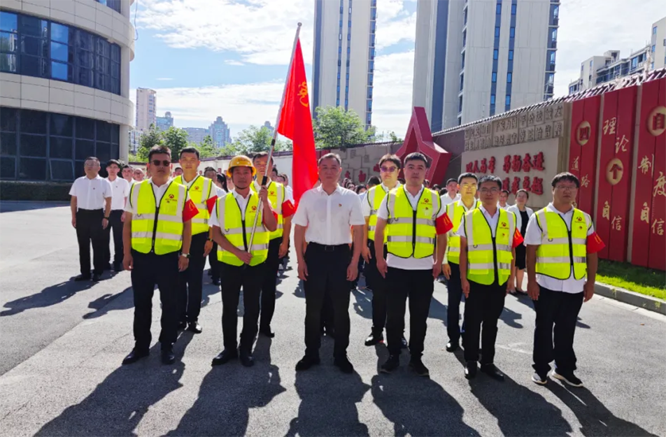 南昌市政建設(shè)集團(tuán)黨員突擊隊授旗儀式 推進(jìn)老城區(qū)燃?xì)庠O(shè)施更新改造