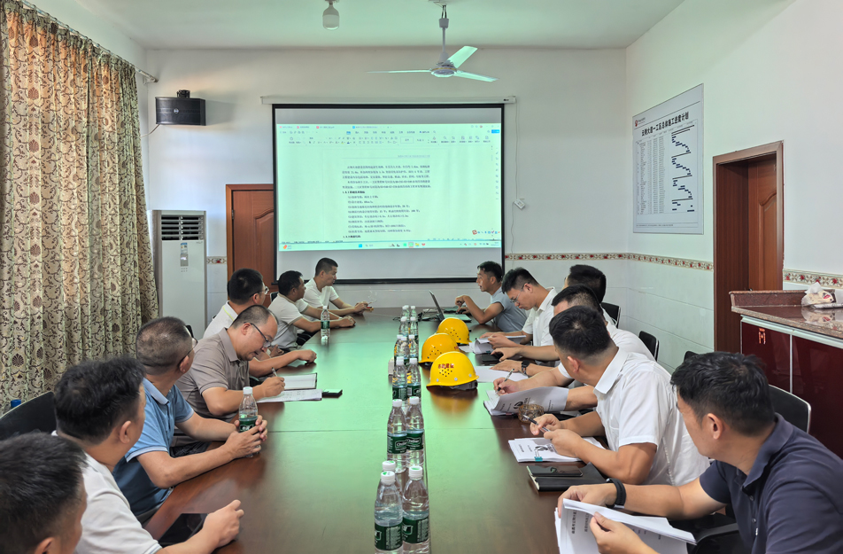 云翔大道項(xiàng)目瀝青攤鋪技術(shù)交底會(huì) | 白曉偉強(qiáng)調(diào)原材料質(zhì)量與過程安全管控